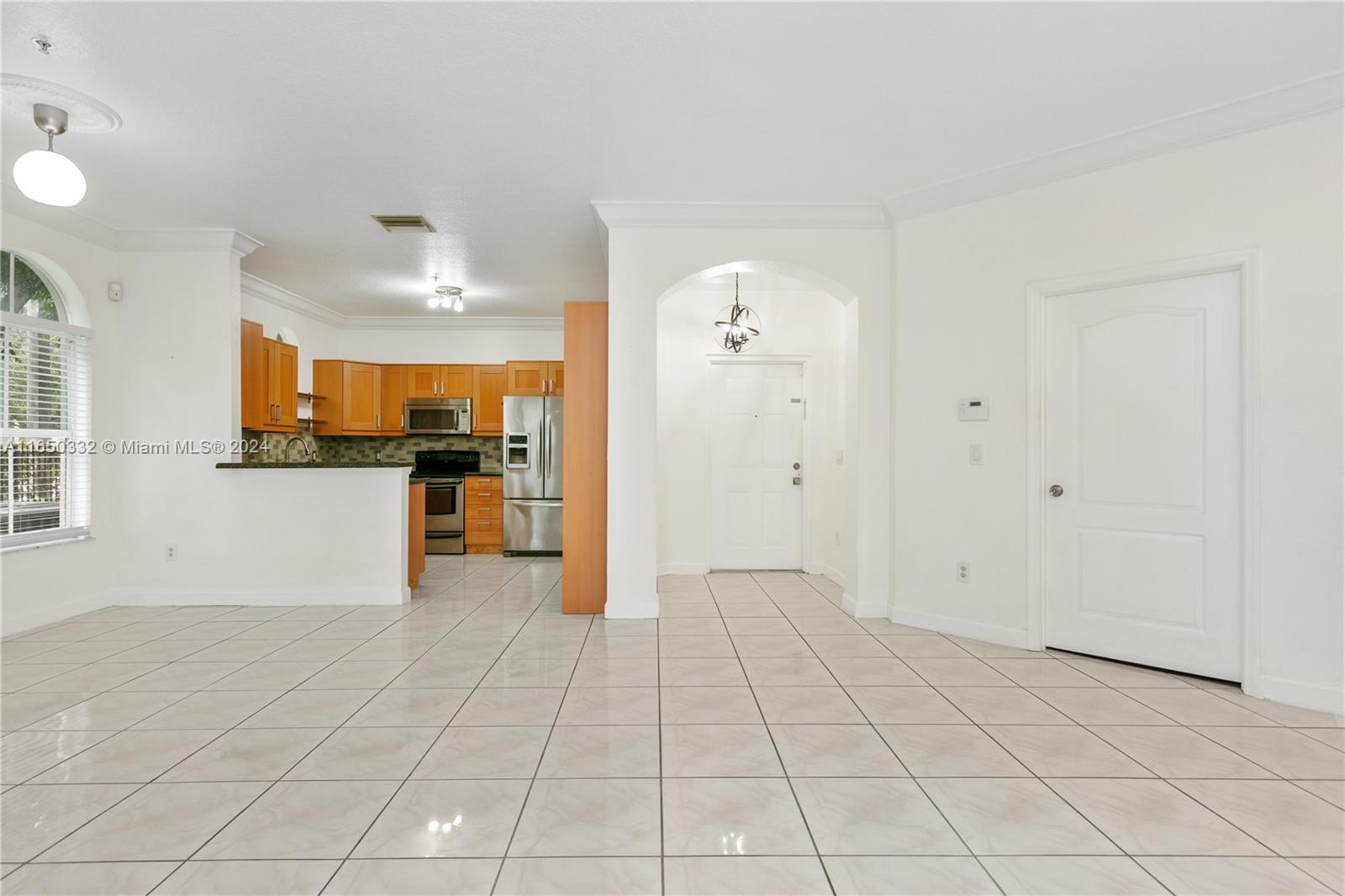 Photo 2 of 37 of listing 40ef7eb1-c304-4707-85a3-416b74b39ddb condo
