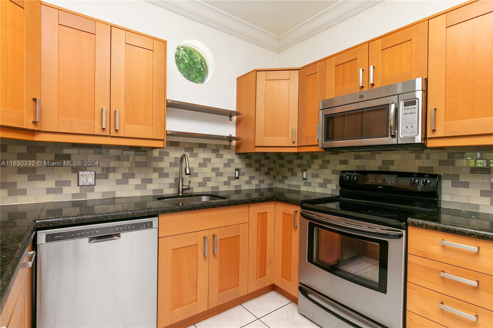 Photo 9 of 37 of listing 40ef7eb1-c304-4707-85a3-416b74b39ddb condo