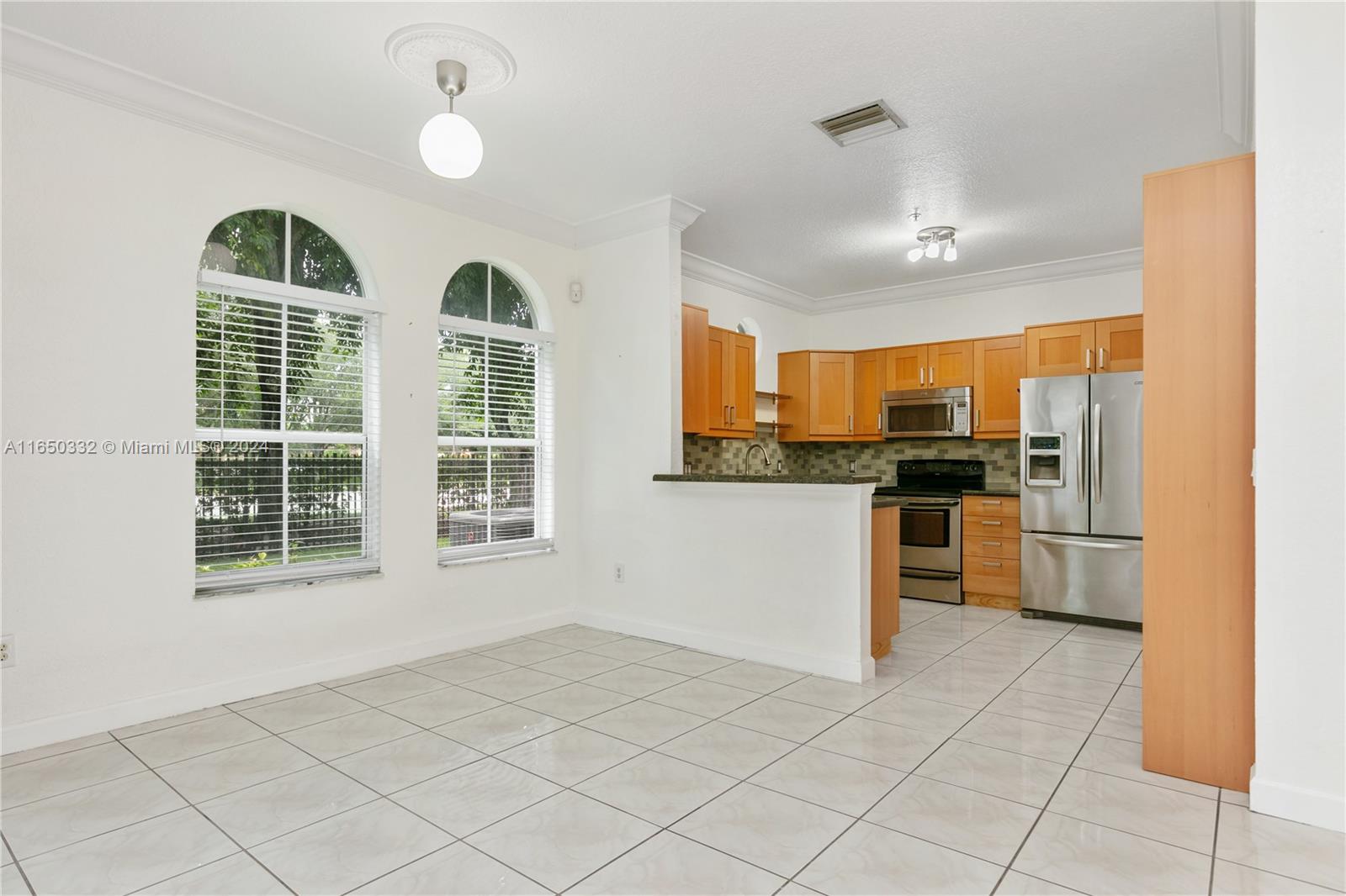 Photo 4 of 37 of listing 40ef7eb1-c304-4707-85a3-416b74b39ddb condo