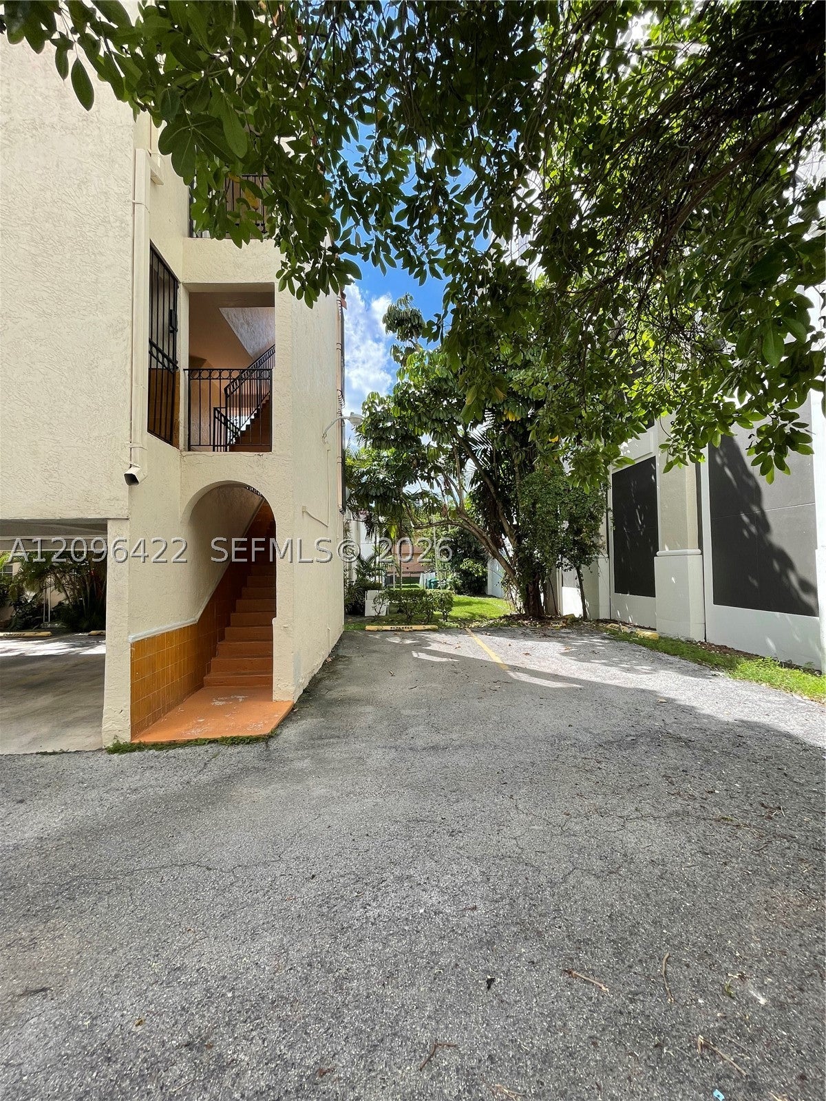 211 Sidonia Ave 4
