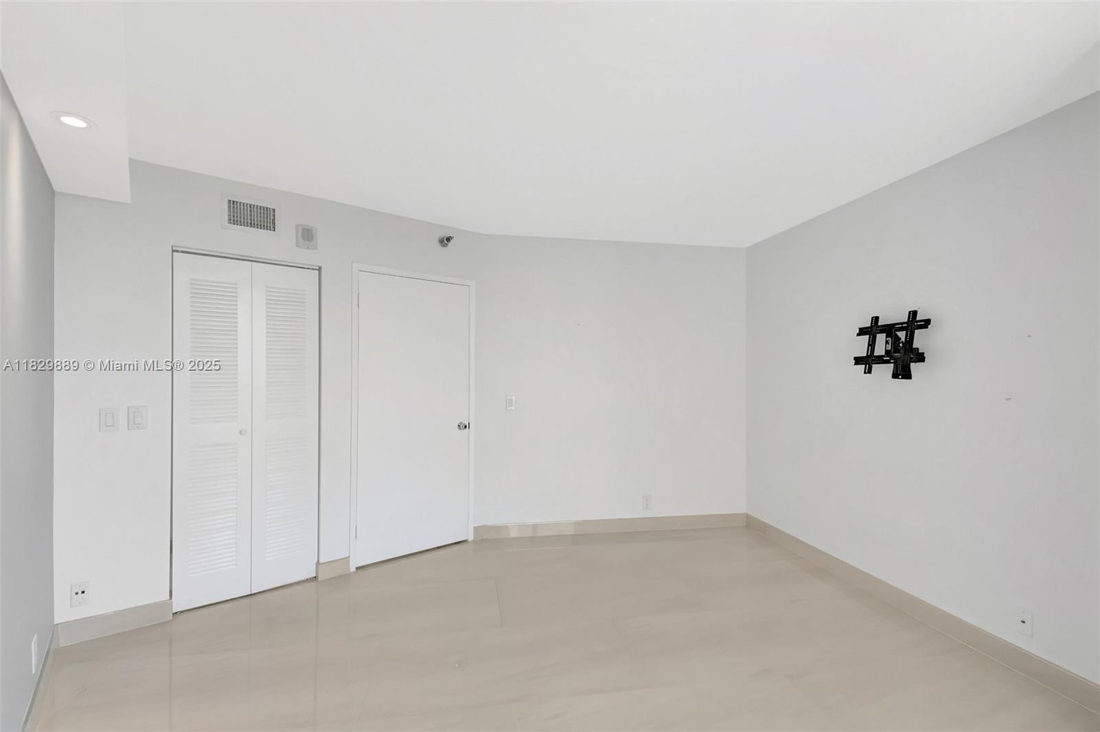 MYSTIC POINTE TOWER 600 C - Residential