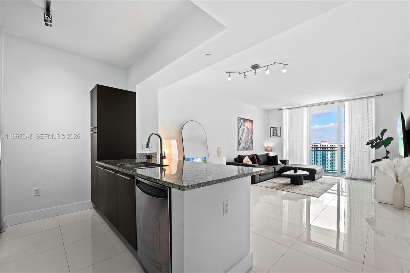 THE PLAZA 901 BRICKELL CO - Residential Lease