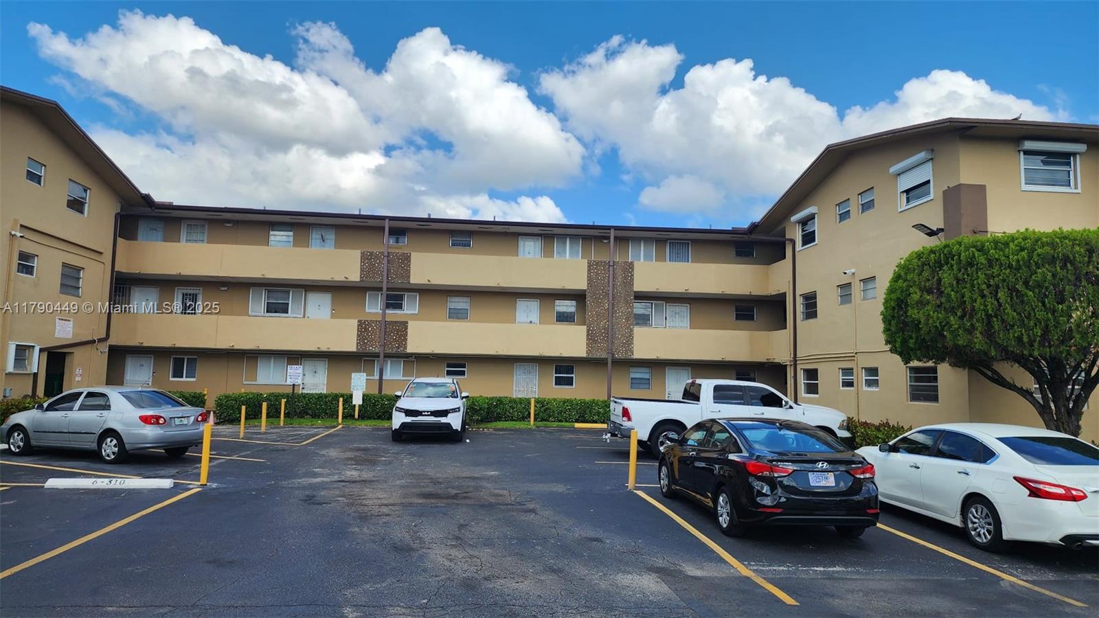 Rental Property at 160 Royal Palm Rd 204-6, Hialeah Gardens, Miami-Dade County, Florida - Bedrooms: 1 
Bathrooms: 1  - $1,600 MO.