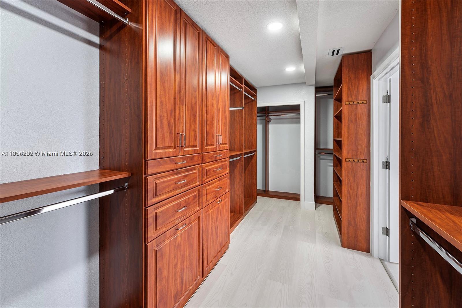 SANTA BARBARA SHORES - Residential