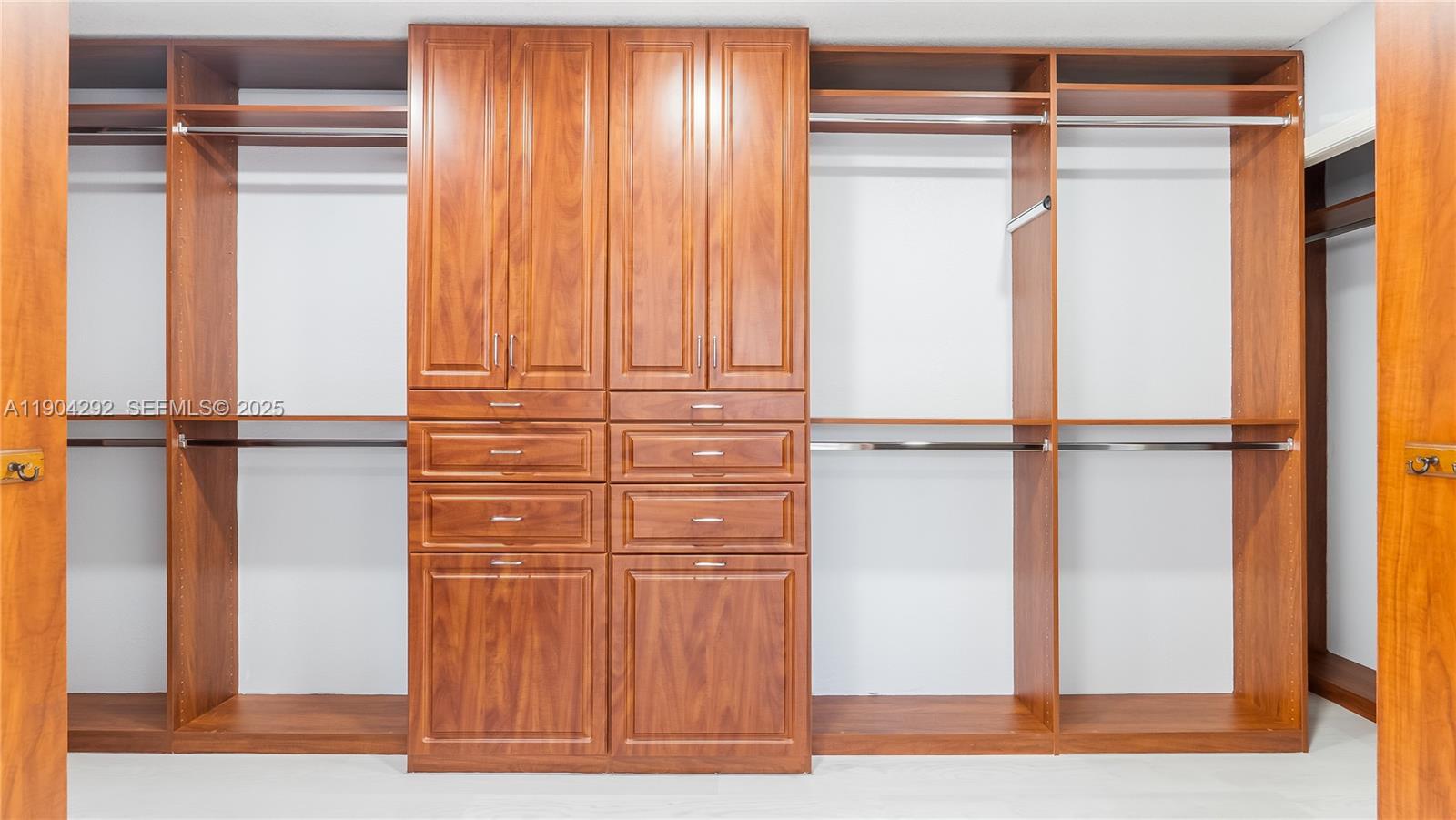 SANTA BARBARA SHORES - Residential