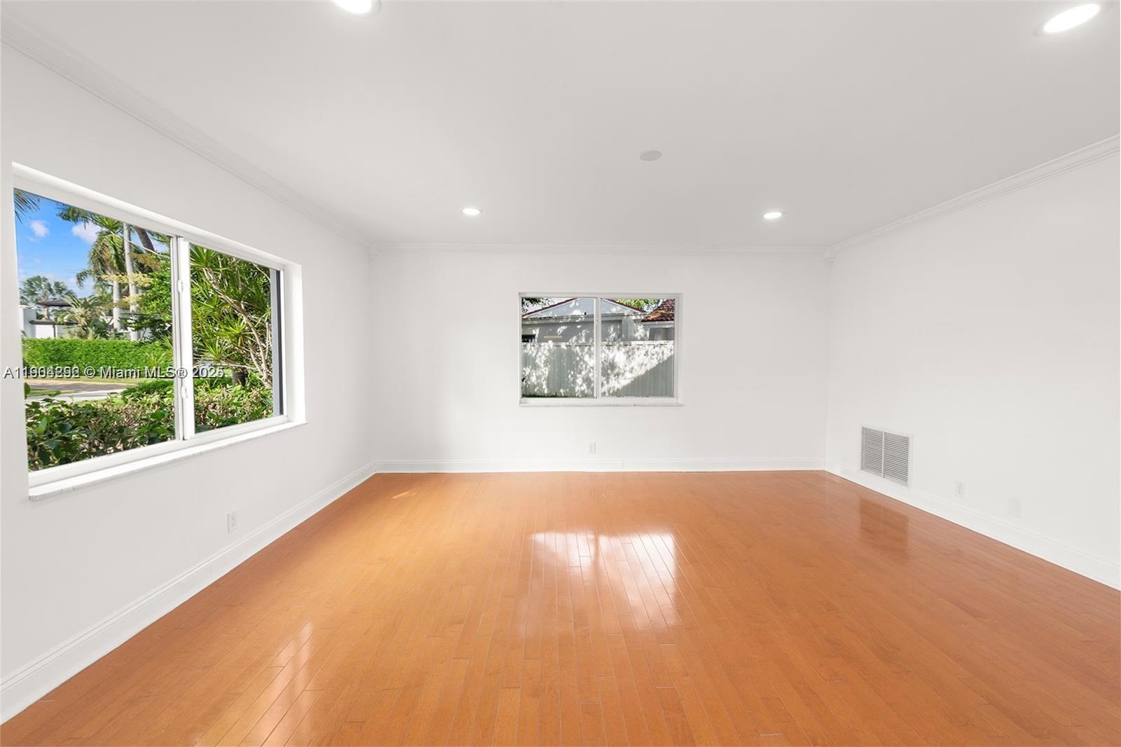 SANTA BARBARA SHORES - Residential