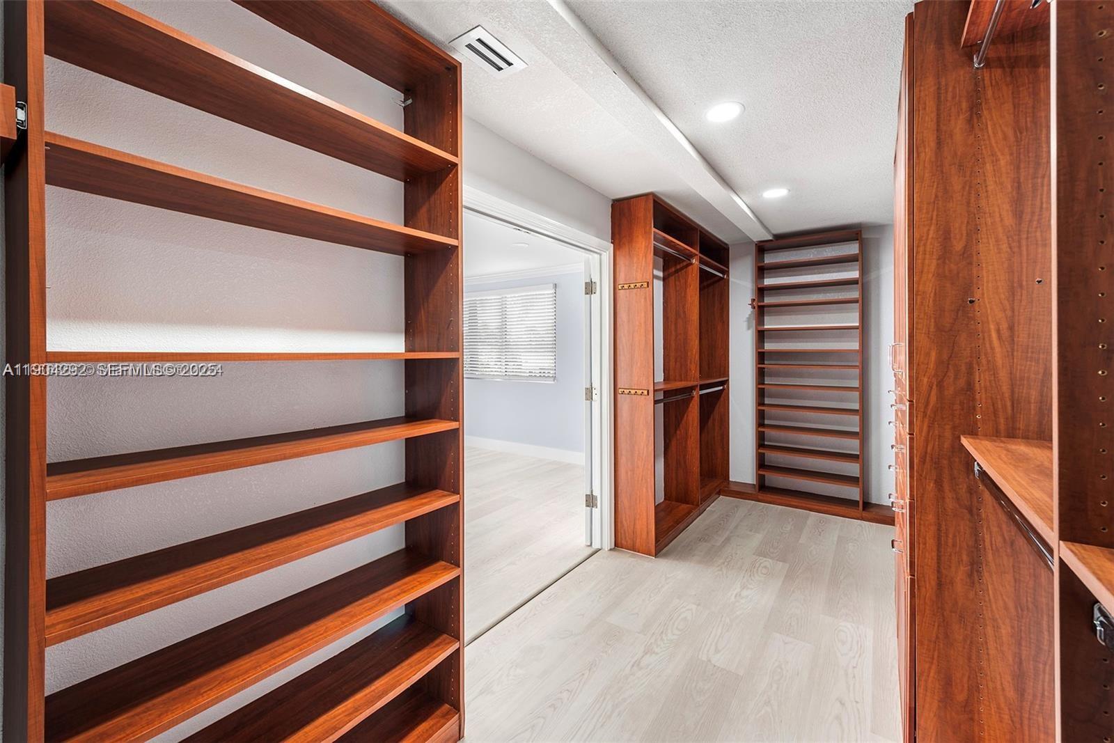 SANTA BARBARA SHORES - Residential