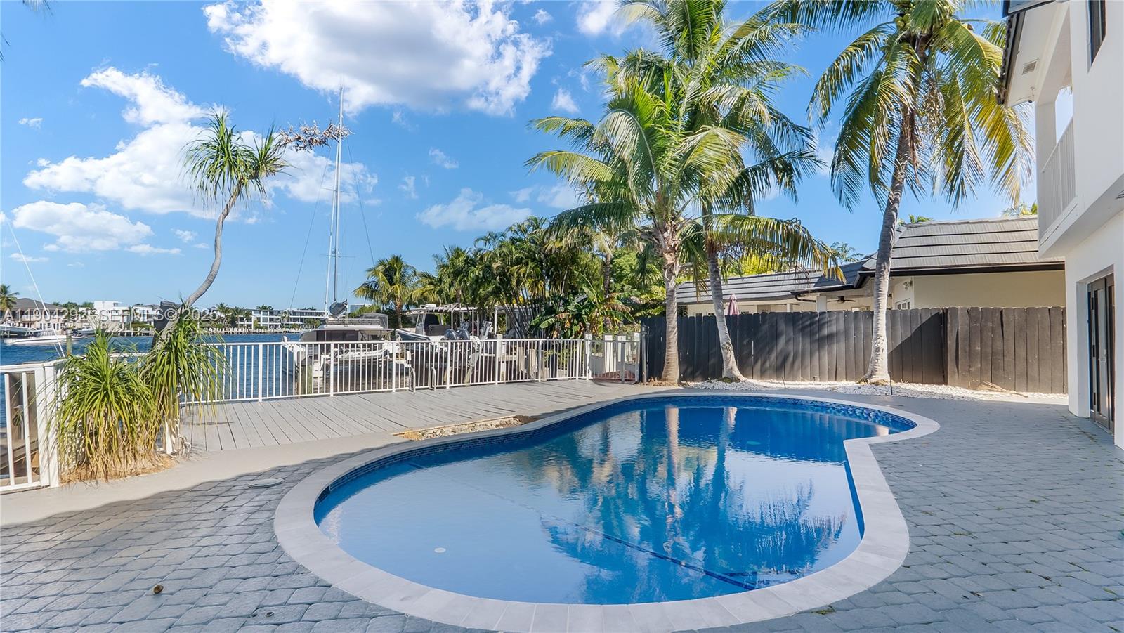 SANTA BARBARA SHORES - Residential