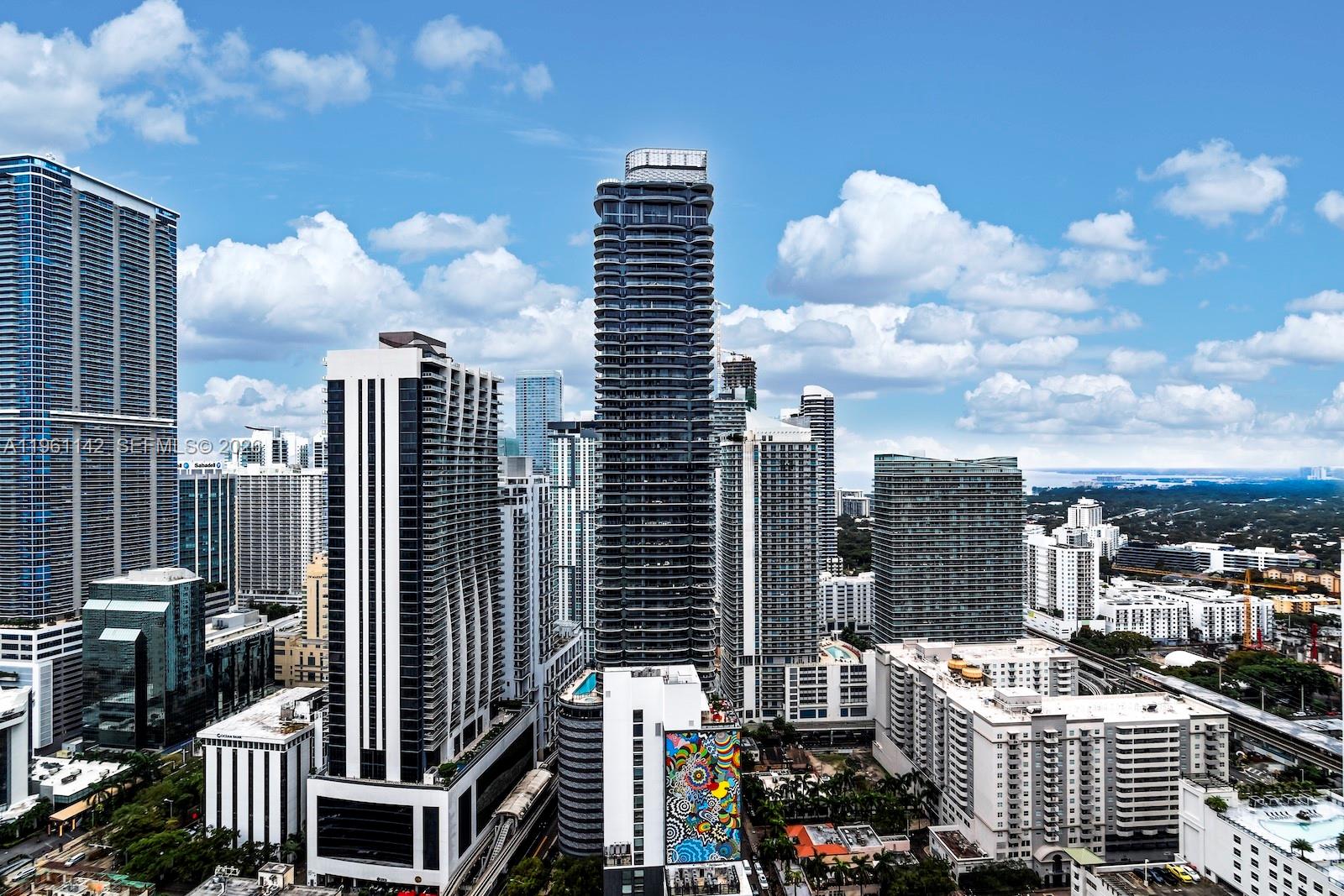 SLS LUX BRICKELL - Residential