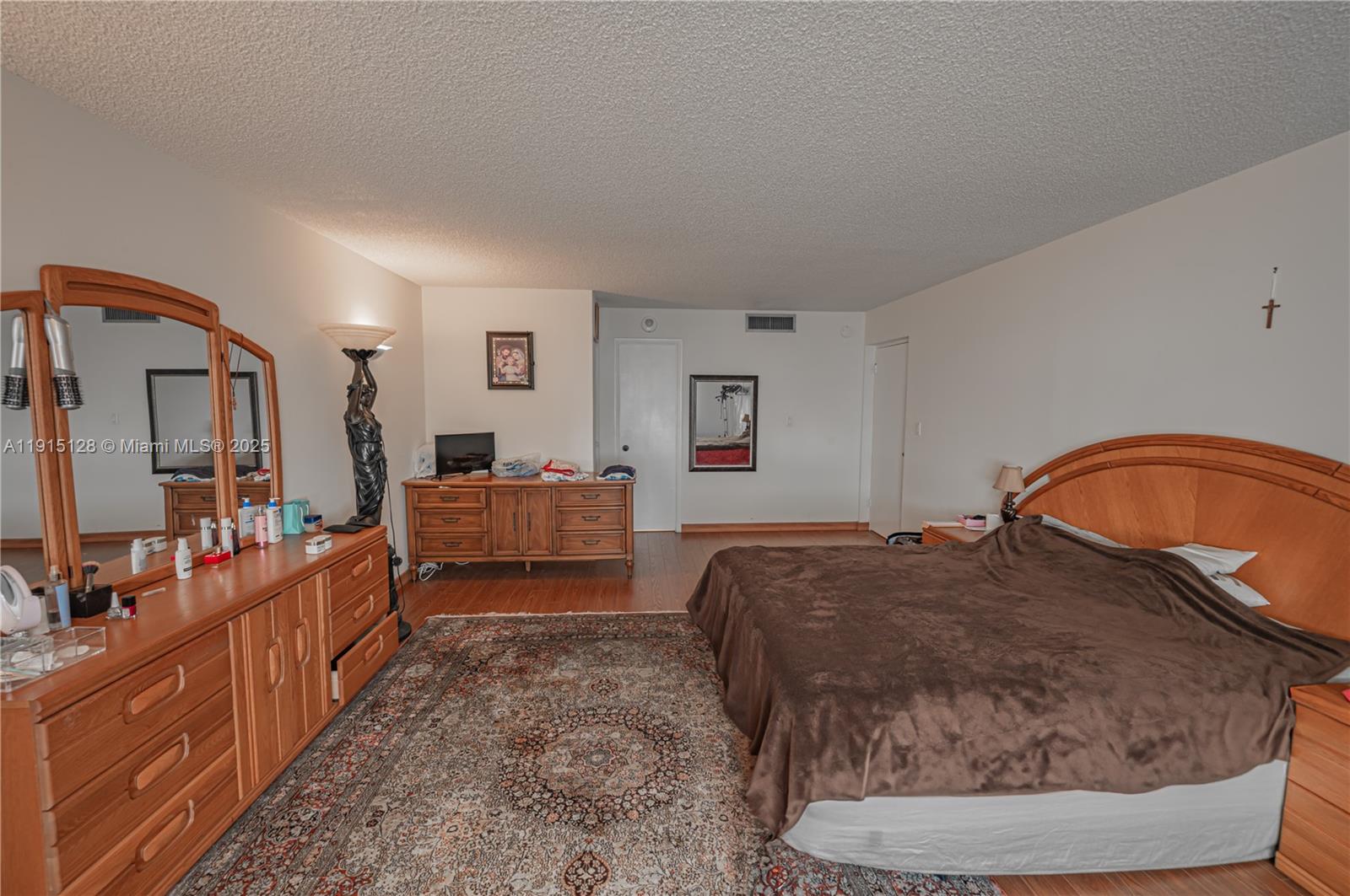 WINSTON TOWERS 500 CONDO - Residential