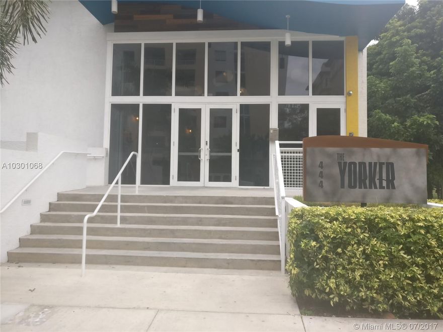 Spacious studio in the heart of the city, close to downtown, washer & dyer inside the unit. Amenities include pool, gym, covered parking.