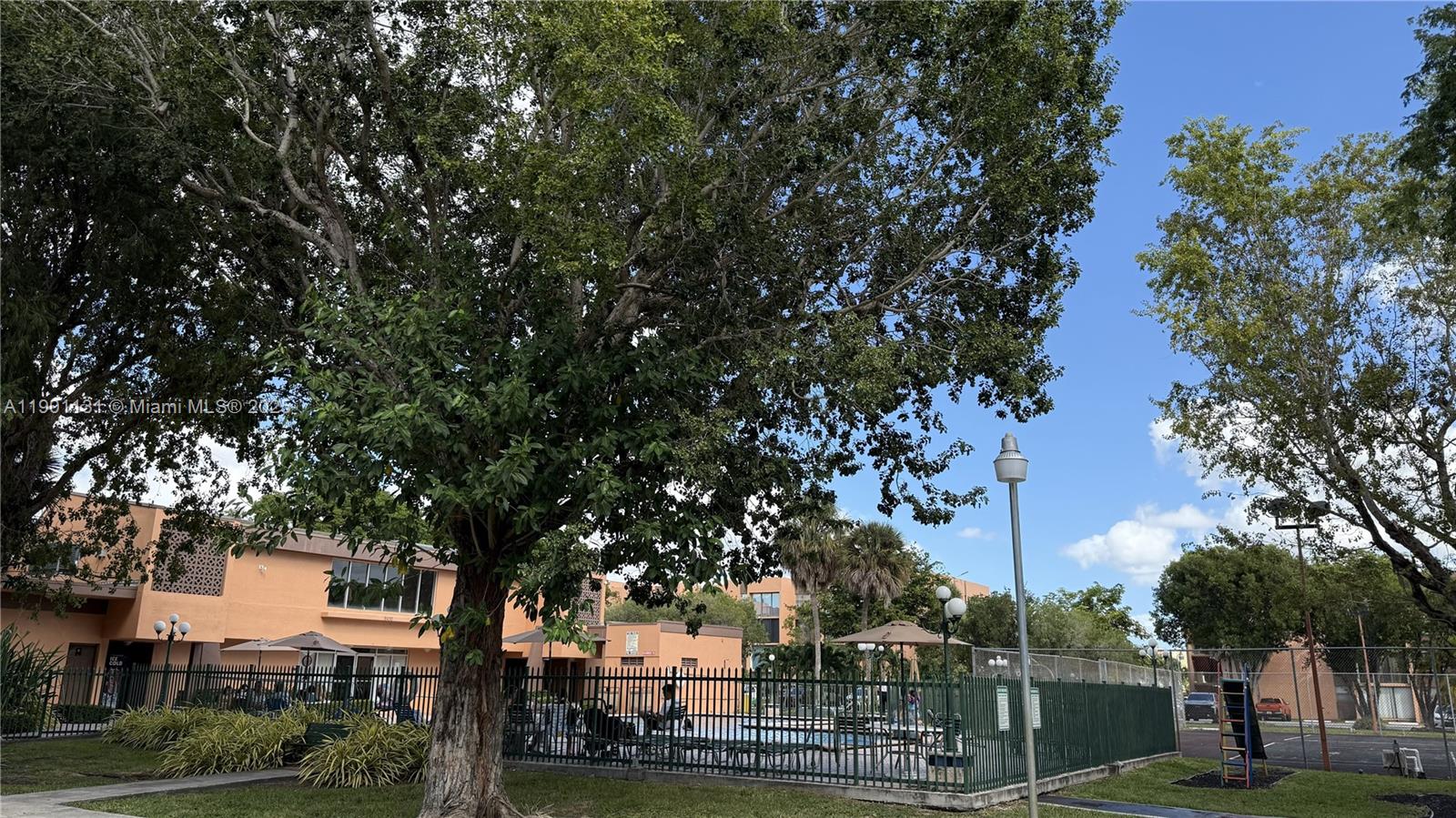 VERSAILLES GARDENS II CON - Residential