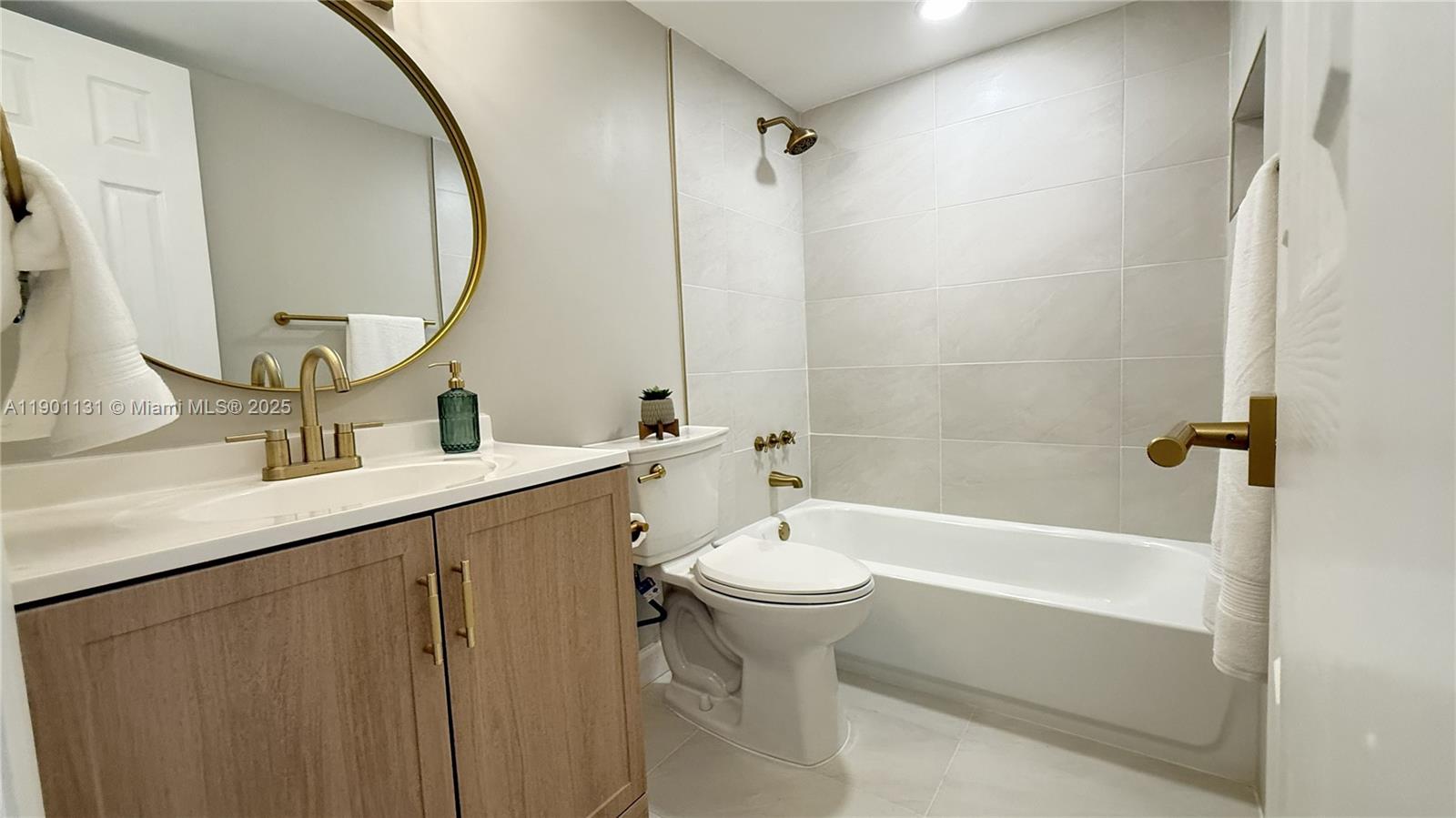 VERSAILLES GARDENS II CON - Residential