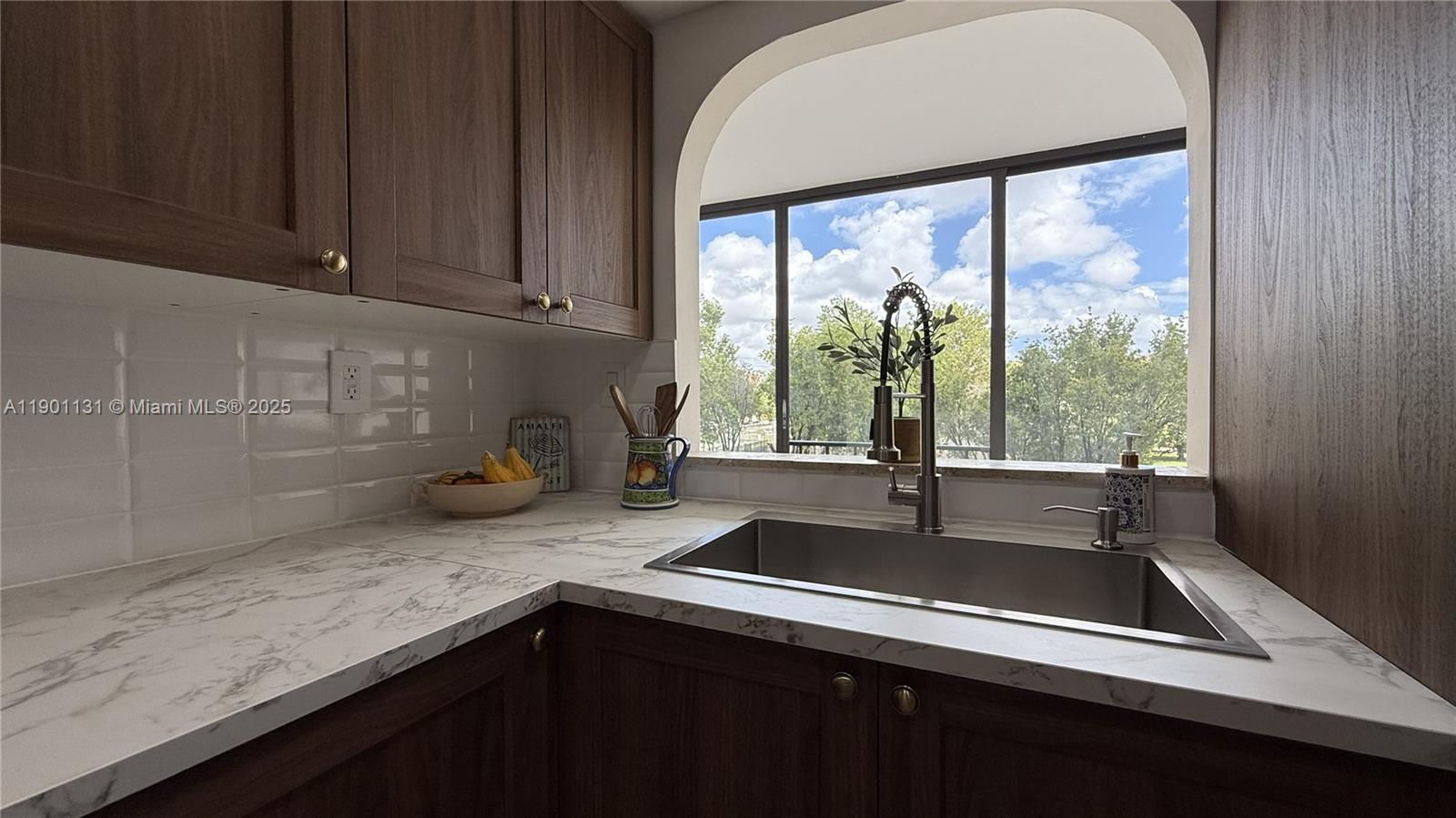 VERSAILLES GARDENS II CON - Residential