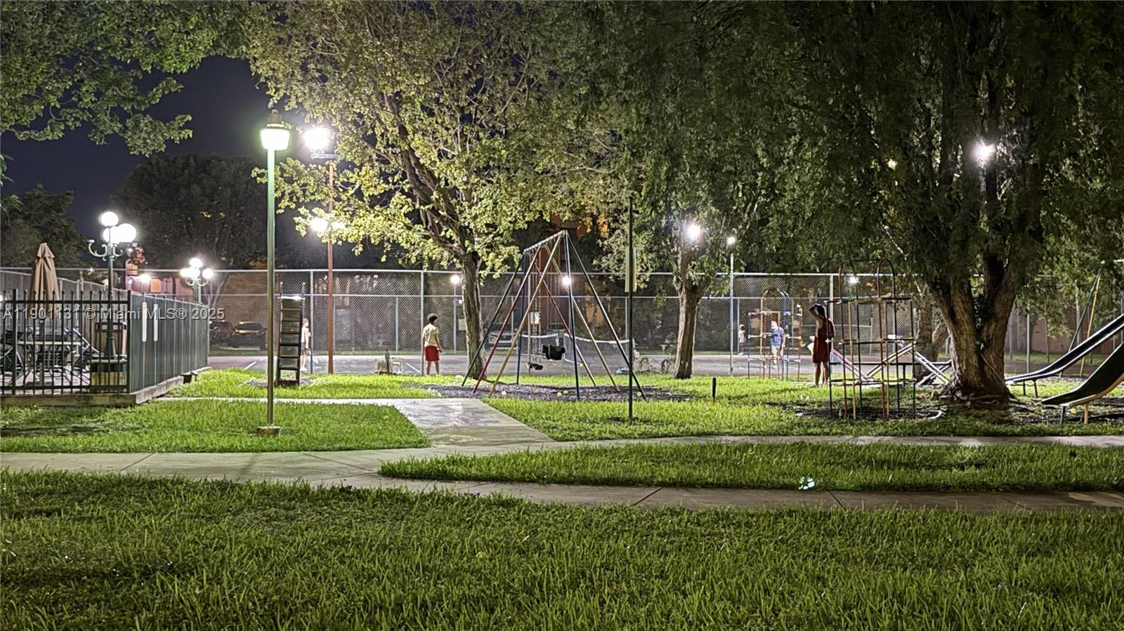 VERSAILLES GARDENS II CON - Residential