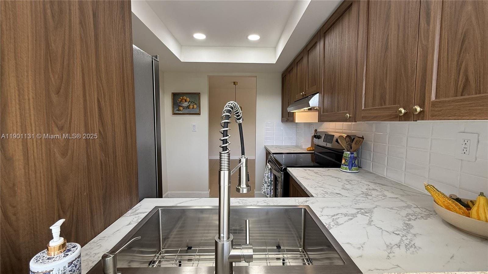 VERSAILLES GARDENS II CON - Residential