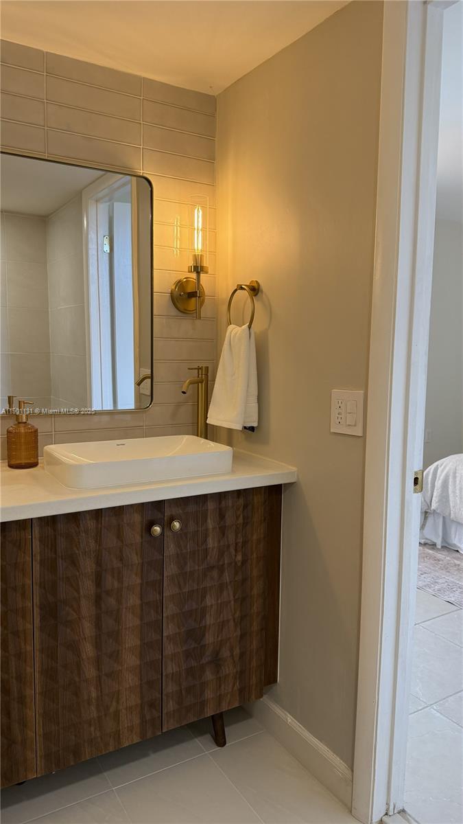 VERSAILLES GARDENS II CON - Residential