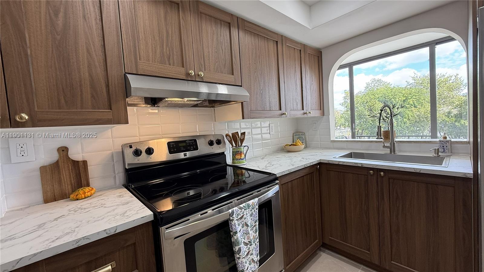 VERSAILLES GARDENS II CON - Residential