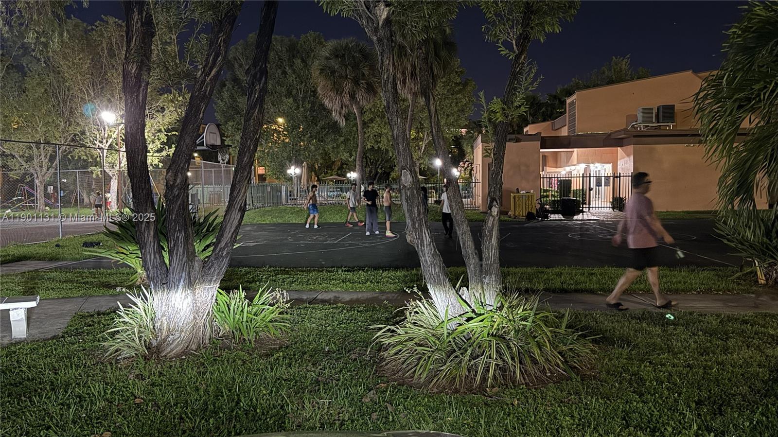 VERSAILLES GARDENS II CON - Residential