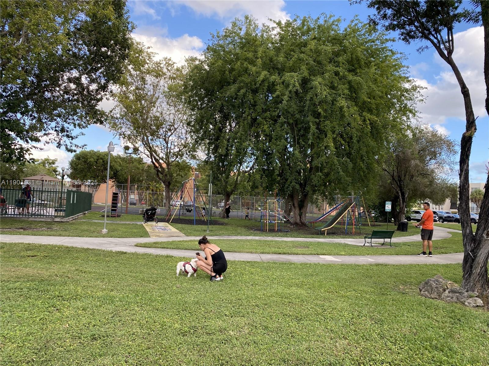 VERSAILLES GARDENS II CON - Residential