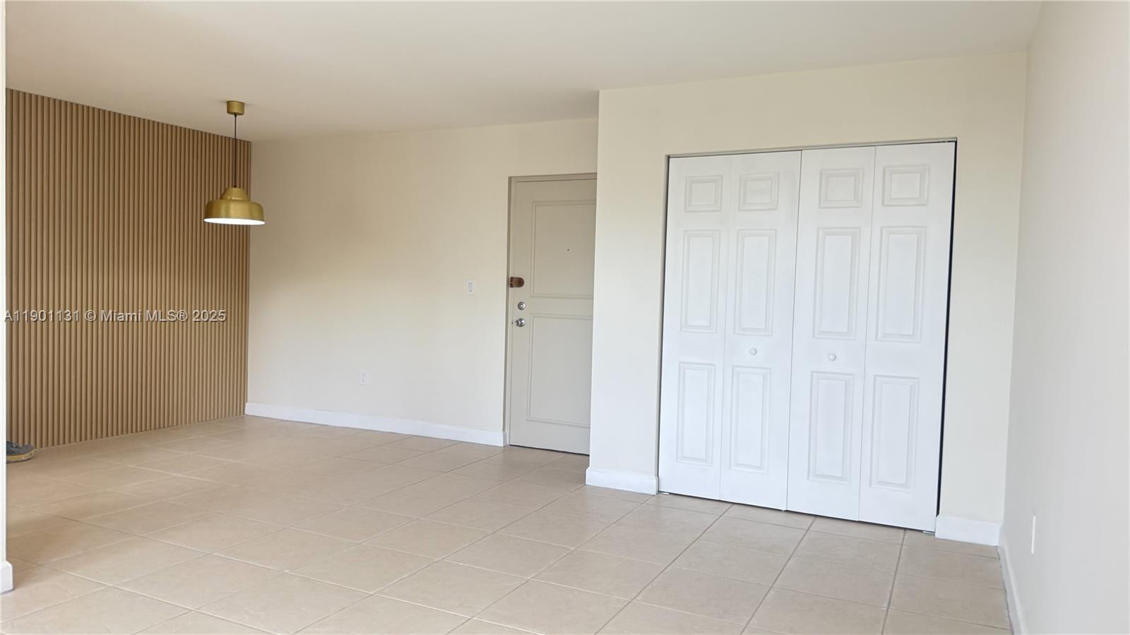 VERSAILLES GARDENS II CON - Residential