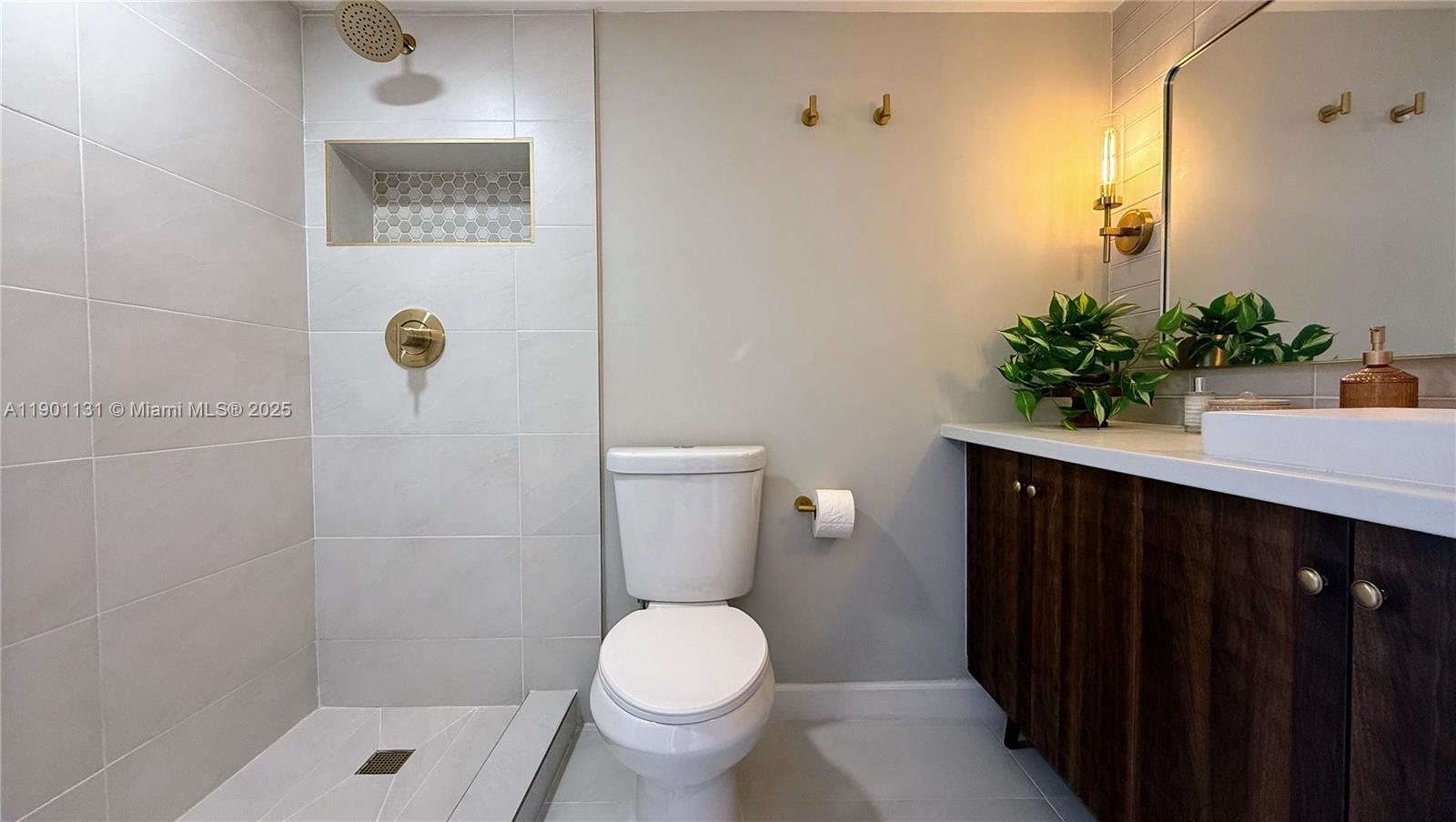 VERSAILLES GARDENS II CON - Residential