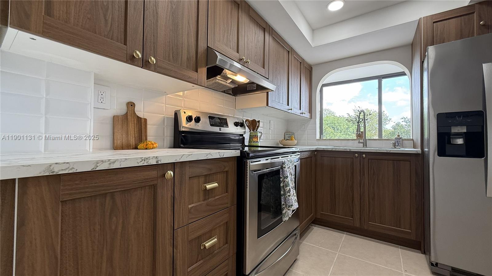 VERSAILLES GARDENS II CON - Residential