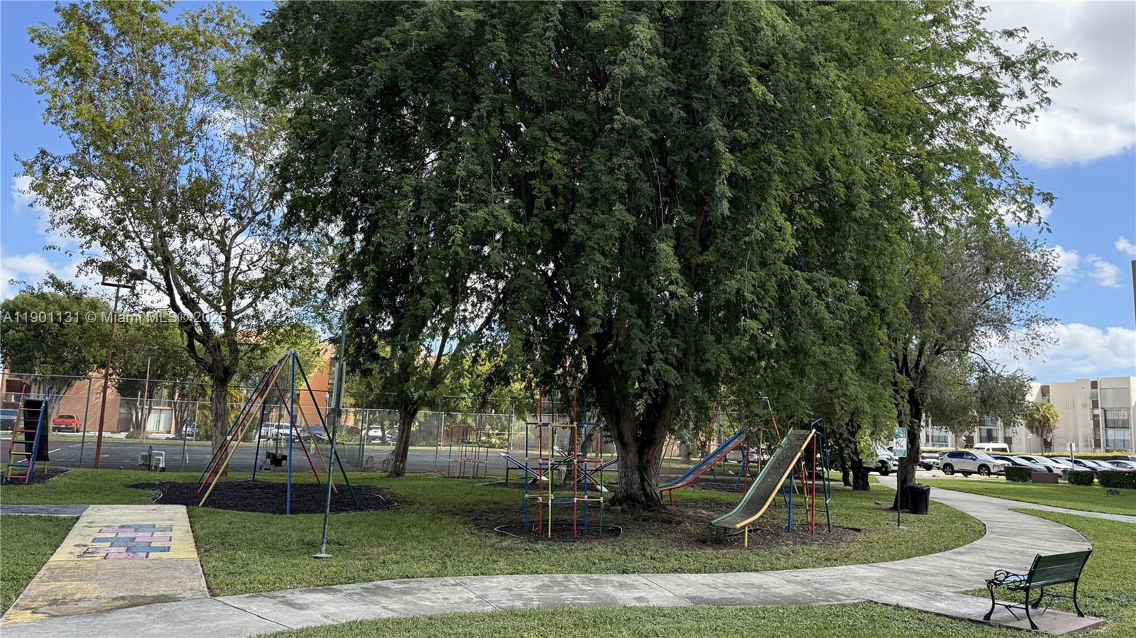 VERSAILLES GARDENS II CON - Residential