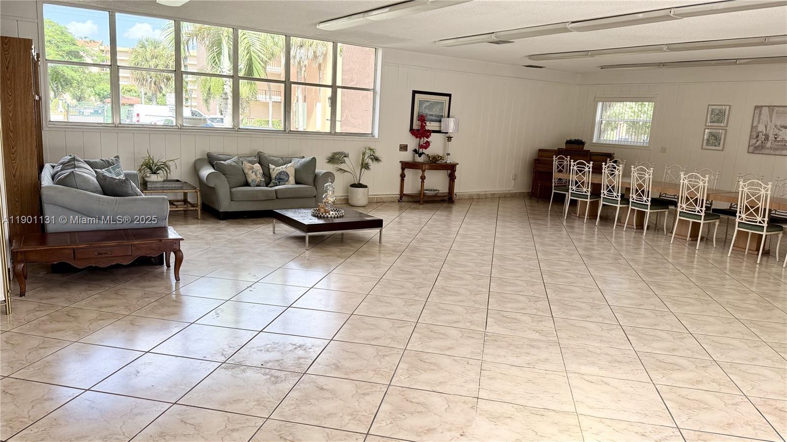 VERSAILLES GARDENS II CON - Residential