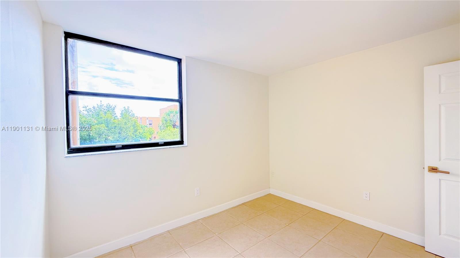 VERSAILLES GARDENS II CON - Residential