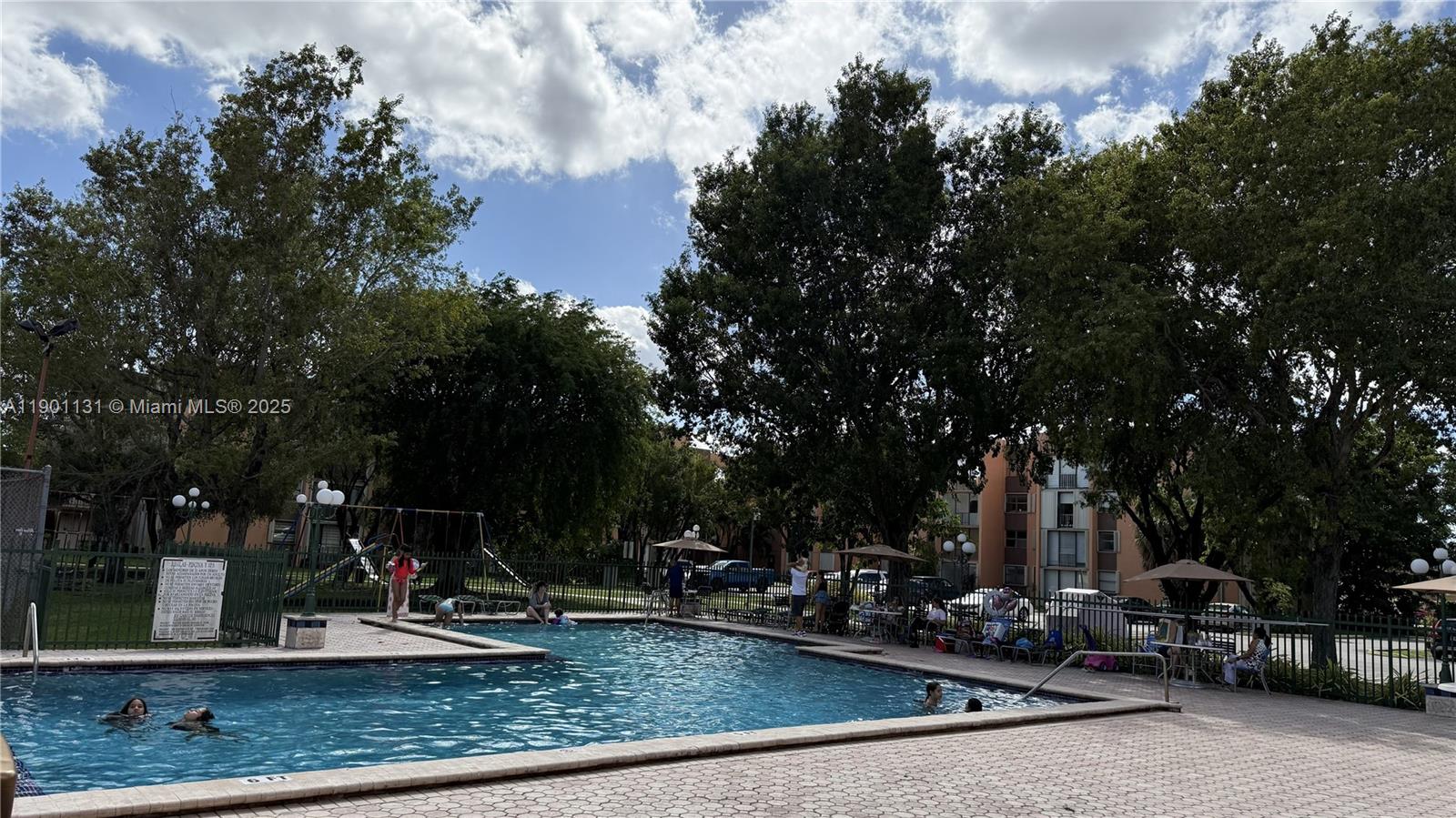 VERSAILLES GARDENS II CON - Residential