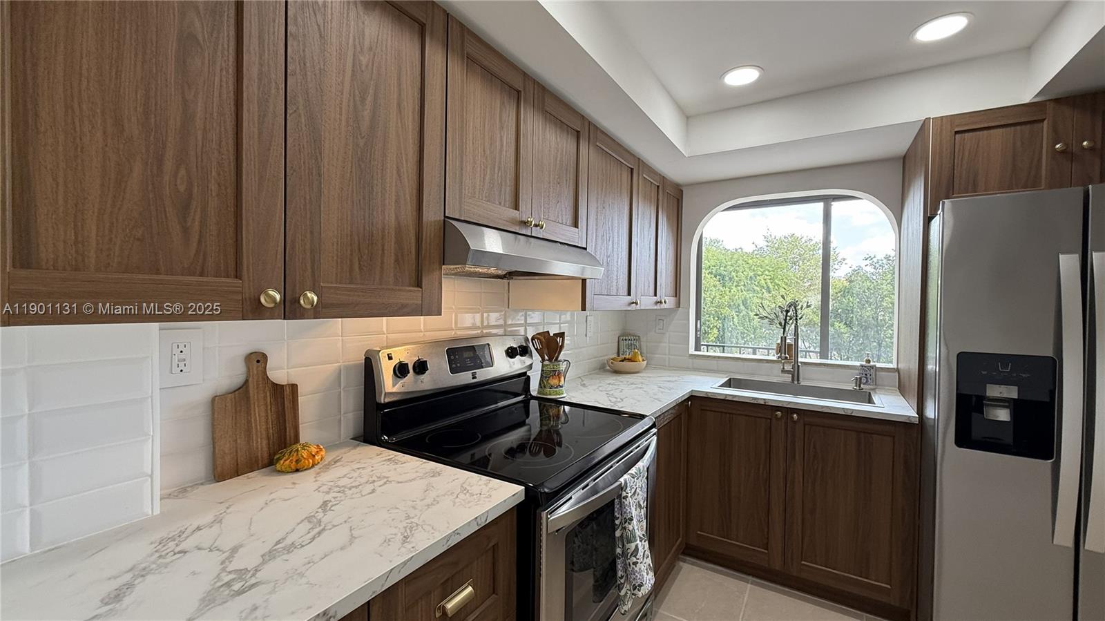 VERSAILLES GARDENS II CON - Residential