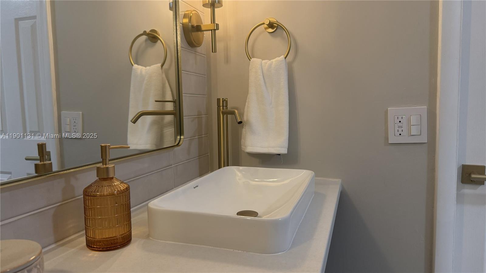 VERSAILLES GARDENS II CON - Residential