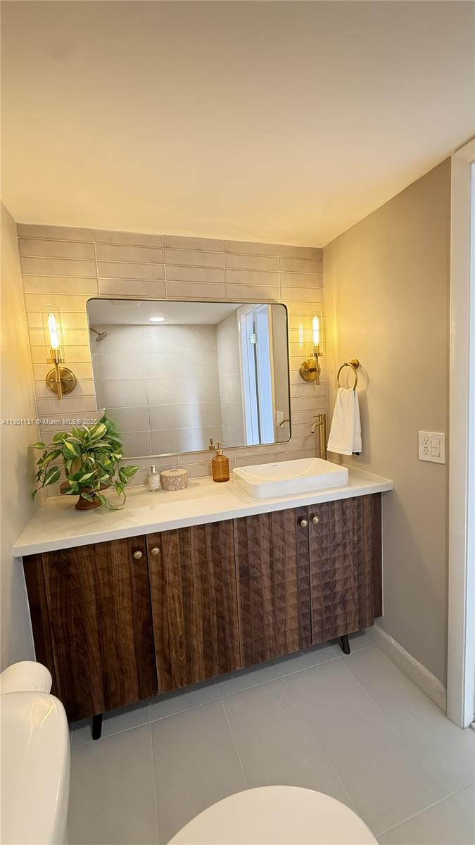 VERSAILLES GARDENS II CON - Residential