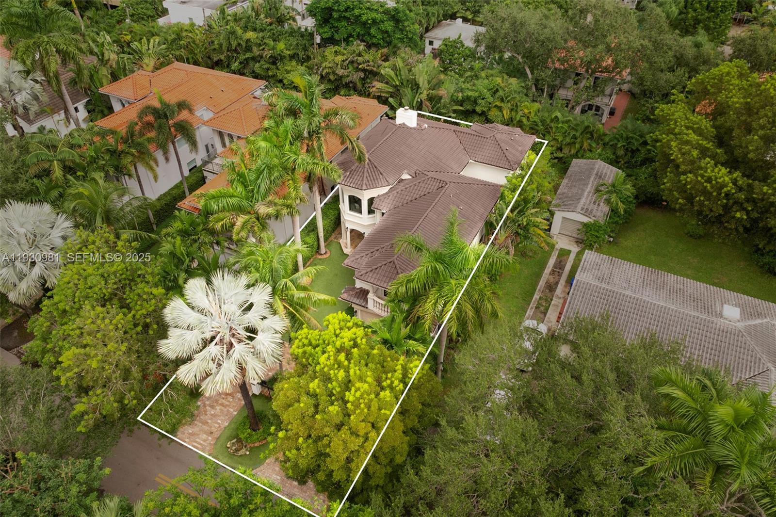 COCONUT GROVE MANOR - Residential
