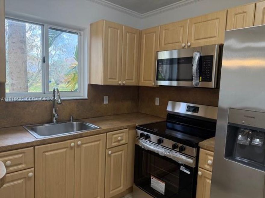 LAKE VIEW GEM LOCATED IN THE PRESTIGIOUS THE PRESERVE AT WALNUT CREEK 2/2 PLUS A DEN/OFFICE OR CAN BE USE AS A THIRD BEDROOM AS IT HAS A LARGE WINDOW, GATED COMMUNITY, ENJOY THE STUNNING LAKE VIEW. THE ENTIRE APARTMENT HAS BEEN PAINTED, NEW TILE IN BOTH BEDROOMS, BRAND NEW KITCHEN APPLIANCES, NEW REFRIGERATOR, NEW STOVE, NEW DISHWASHER AND NEW MICROWAVE.  EXPANSIVE LIVING SPACE. WASHER AND DRYER IN THE UNIT. TILE THROUGH OUT THE APARTMENT. CLUB HOUSE ACROSS TO THE UNIT. ACCESS TO HIGHWAYS, RESTAURANTS, PEMBROKE PINES MALL, SHOPPING, GREAT SCHOOLS, GROCERIES, EXCELLENT HOSPITALS, 2 INTERNATIONAL AIRPORTS, MINUTES TO THE BEACH, PARKS, CASINOS, NIGHT ENTERTAIMENT, AND MUCH MORE, A MUST SEE!