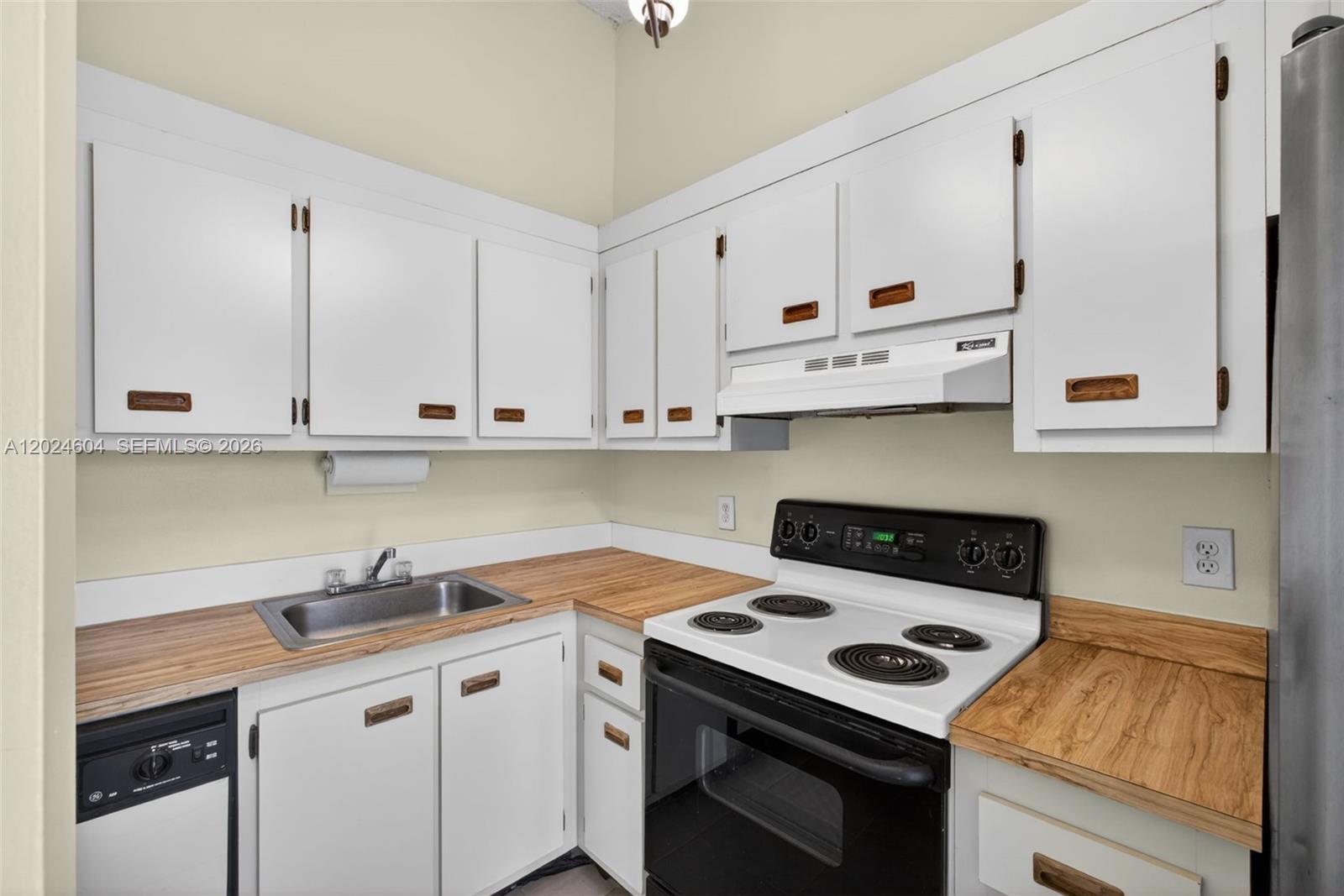 WINDSOR WALK CONDO - Residential Lease