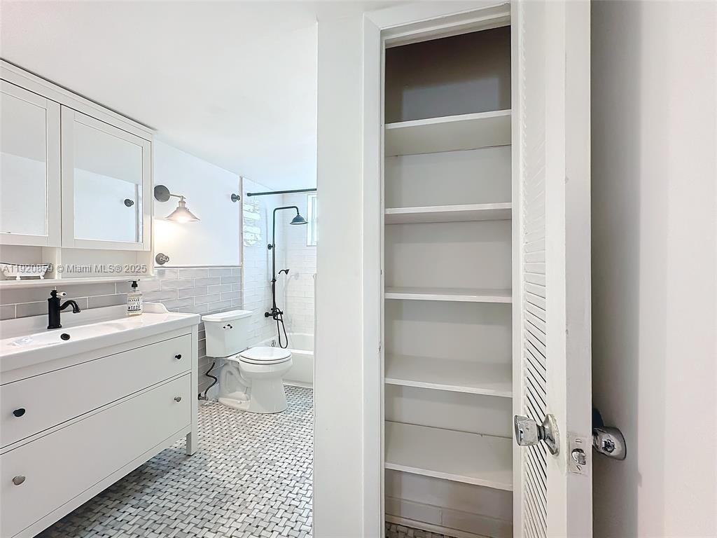 THE KNIGHTSBRIDGE CONDO - Residential