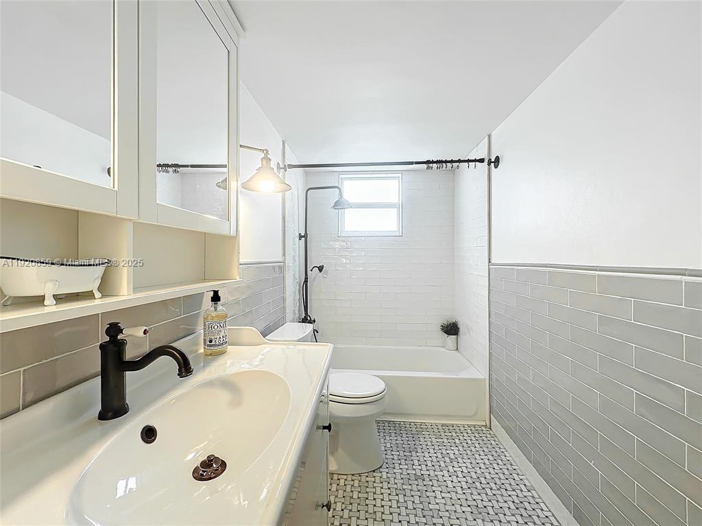 THE KNIGHTSBRIDGE CONDO - Residential