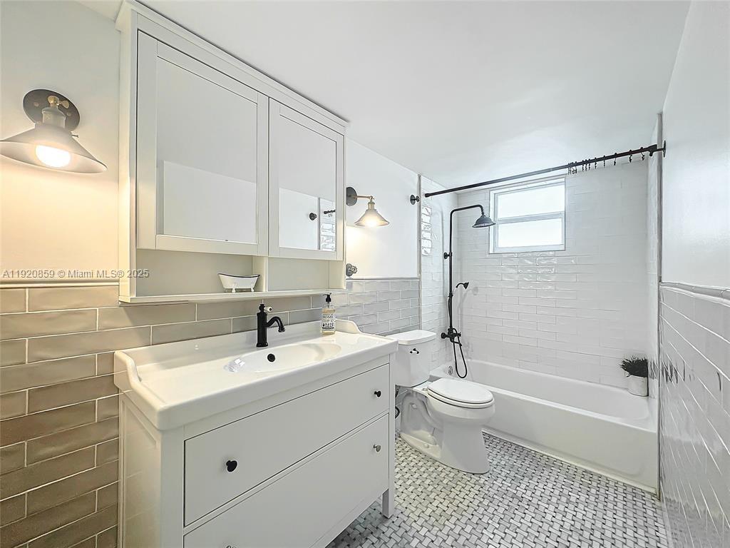 THE KNIGHTSBRIDGE CONDO - Residential