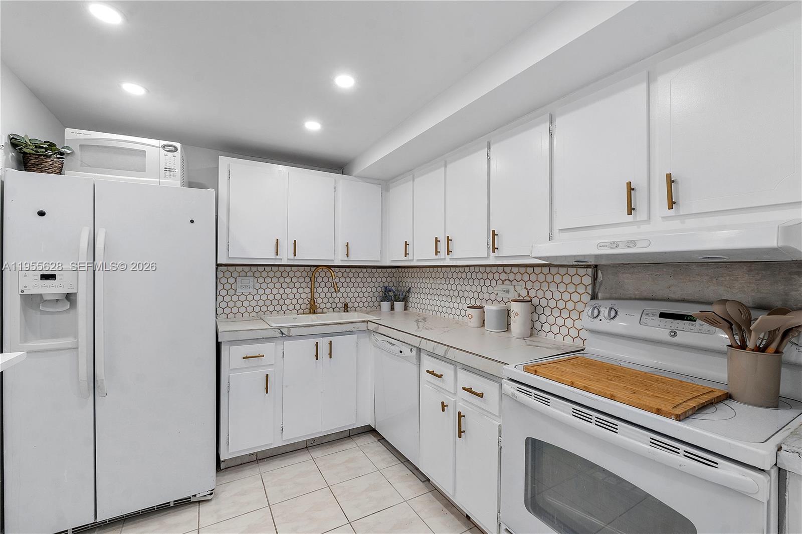 6039 Collins Ave 934