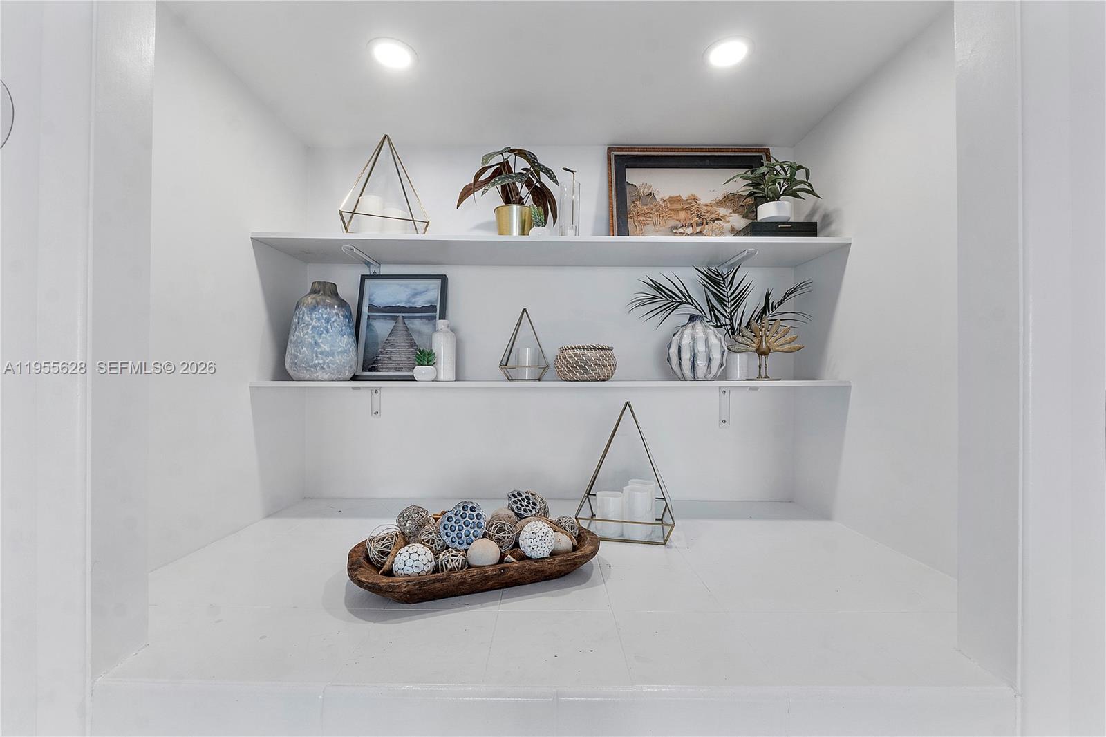 6039 Collins Ave 934