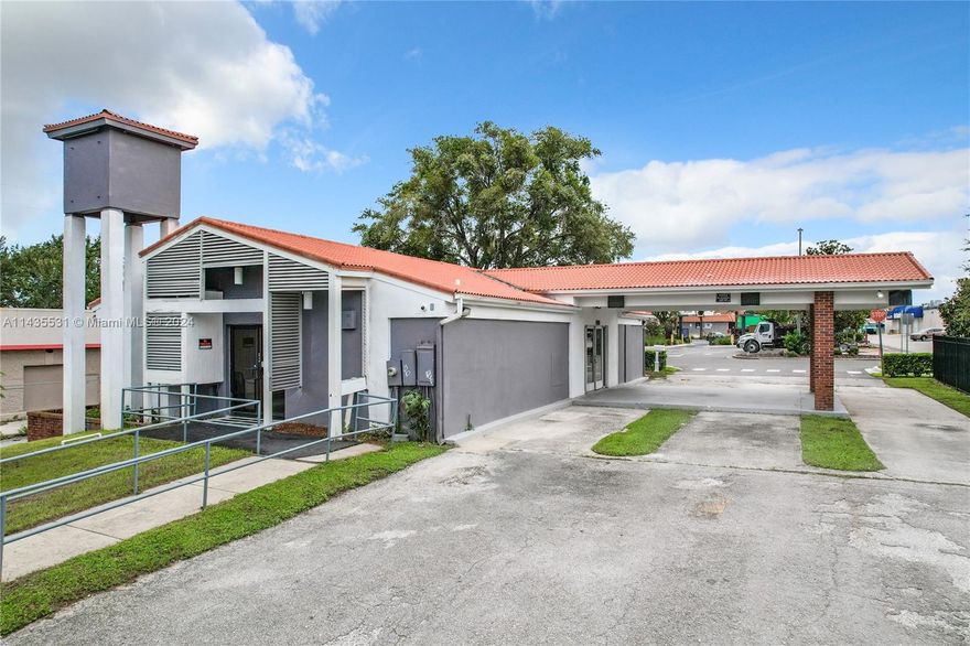 Owner occupied, previously a drive through bank building, very up and coming area with lots of brand new apartment complex minutes away. Completely updated. OUT PARCEL IN SILVER PINES SHOPPING CENTER.
SPECTACULAR REDEVELOPMENT AREA. PERFECT FOR A CANNABIS RETAIL DISTRIBUTION CENTER.