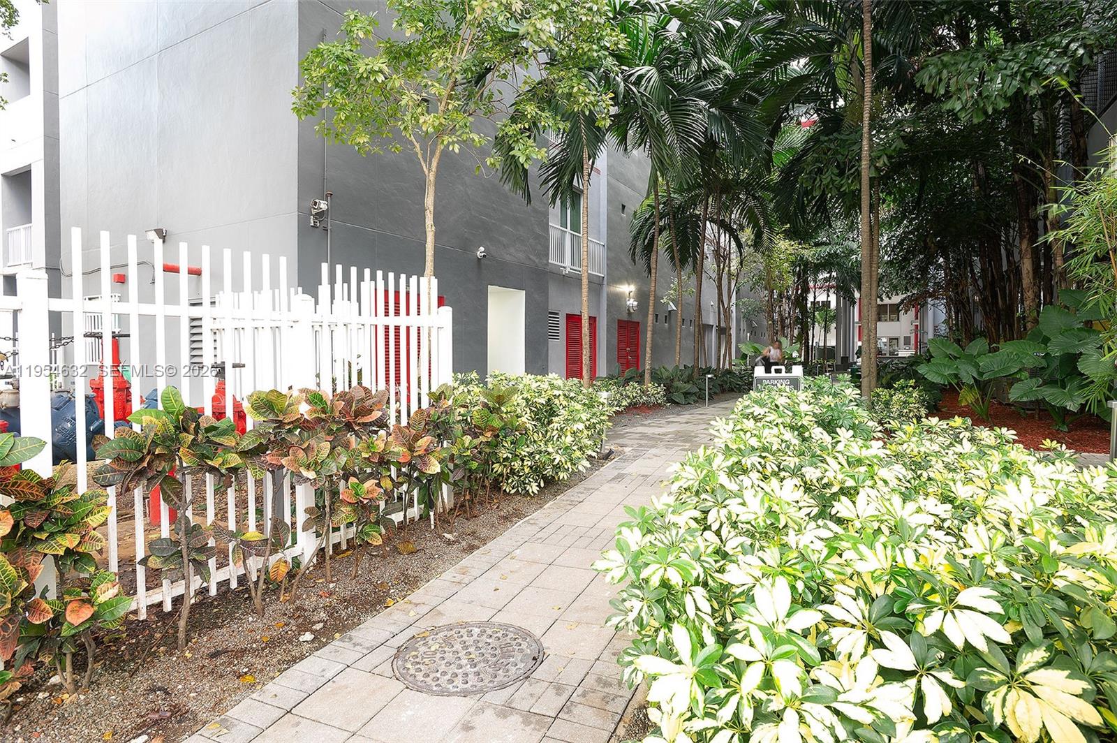 CASA GRANDE I TOWERS COND - Residential