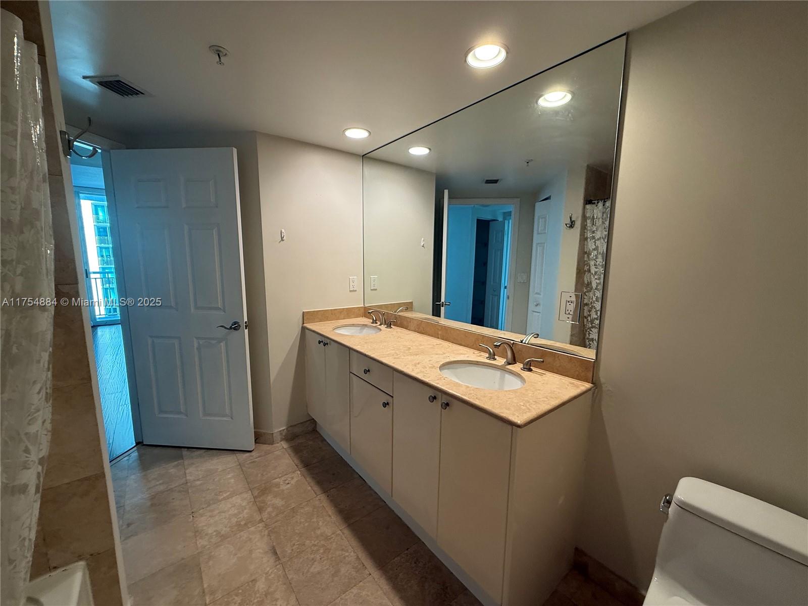 DUO CONDOMINIUM WEST - Residential
