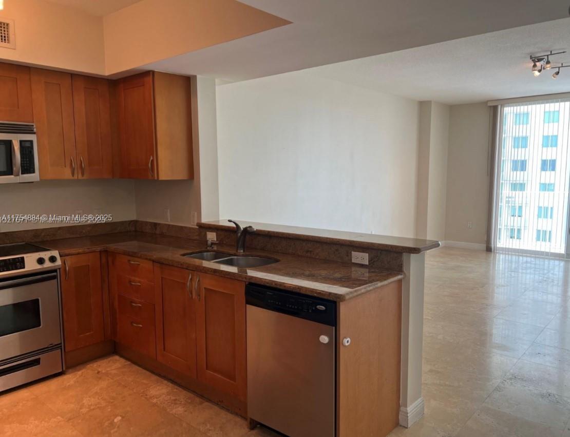 DUO CONDOMINIUM WEST - Residential