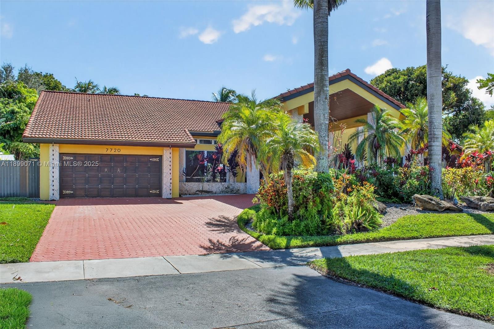 7720 SW 176th St, Palmetto Bay, FL, 33157/$1,750,000 2 7720 SW 176th St