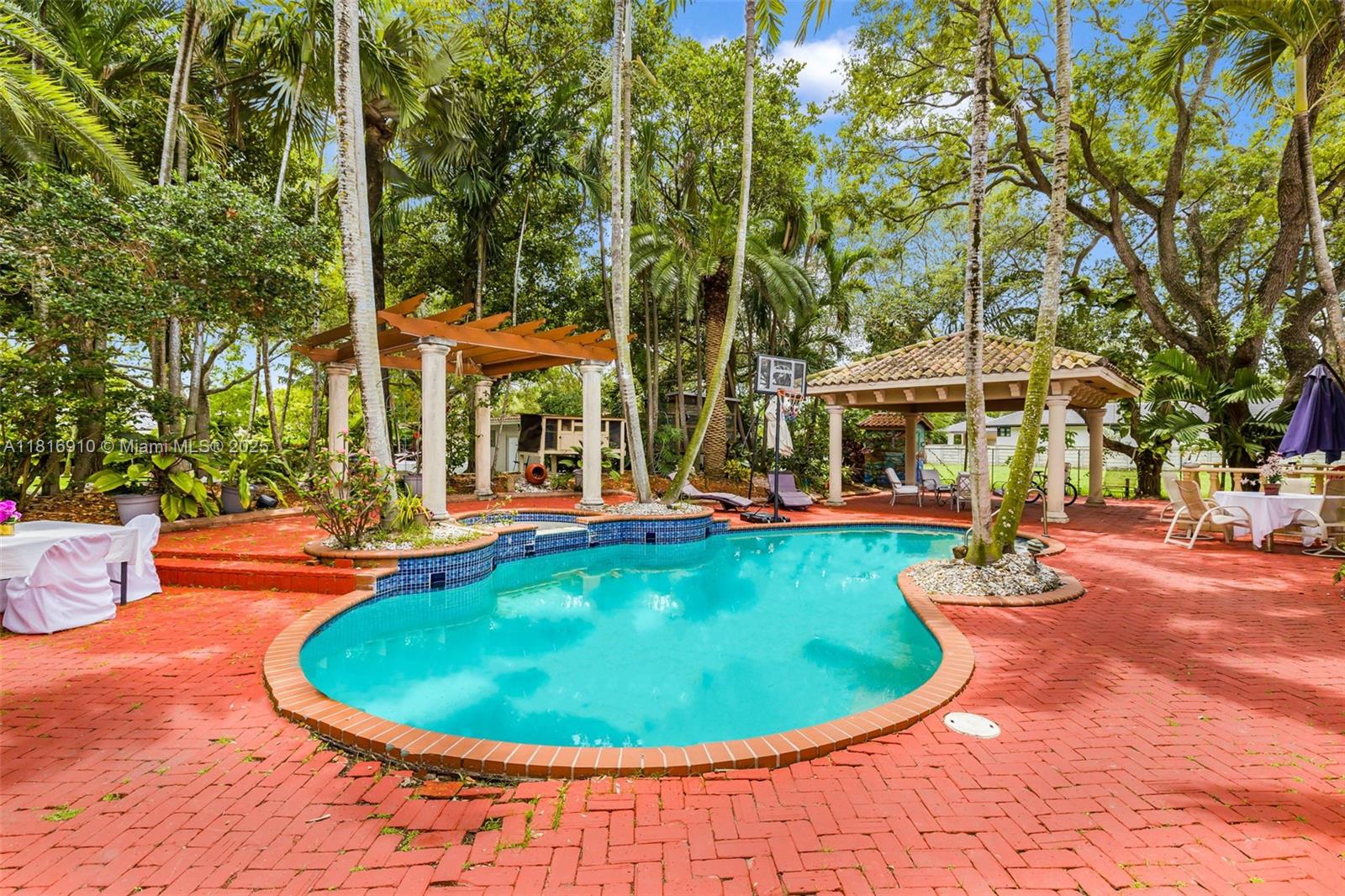 2300 ESTATES - 1 ACRE - Residential