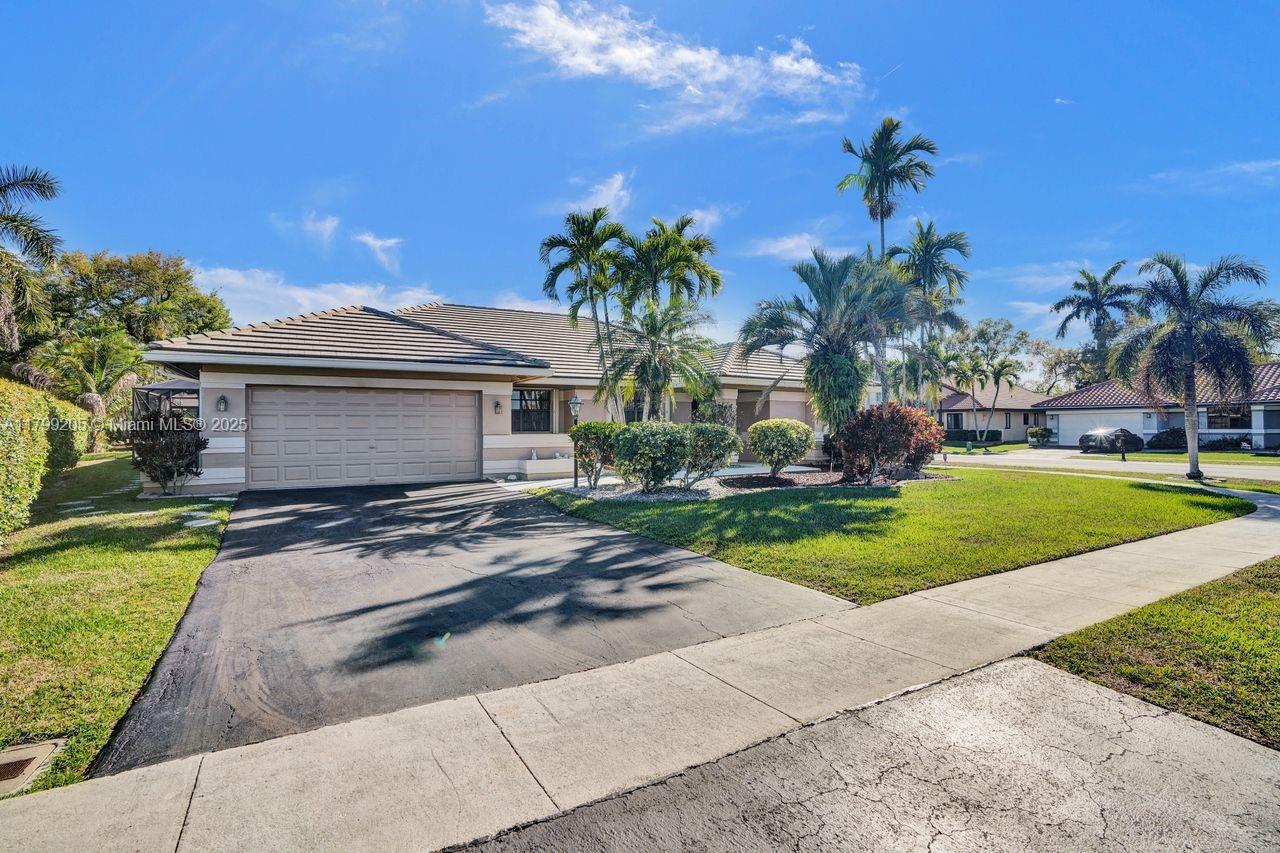 1930 W Oak Knoll Cir, Davie, Broward County, Florida - 4 Bedrooms  
3 Bathrooms - 