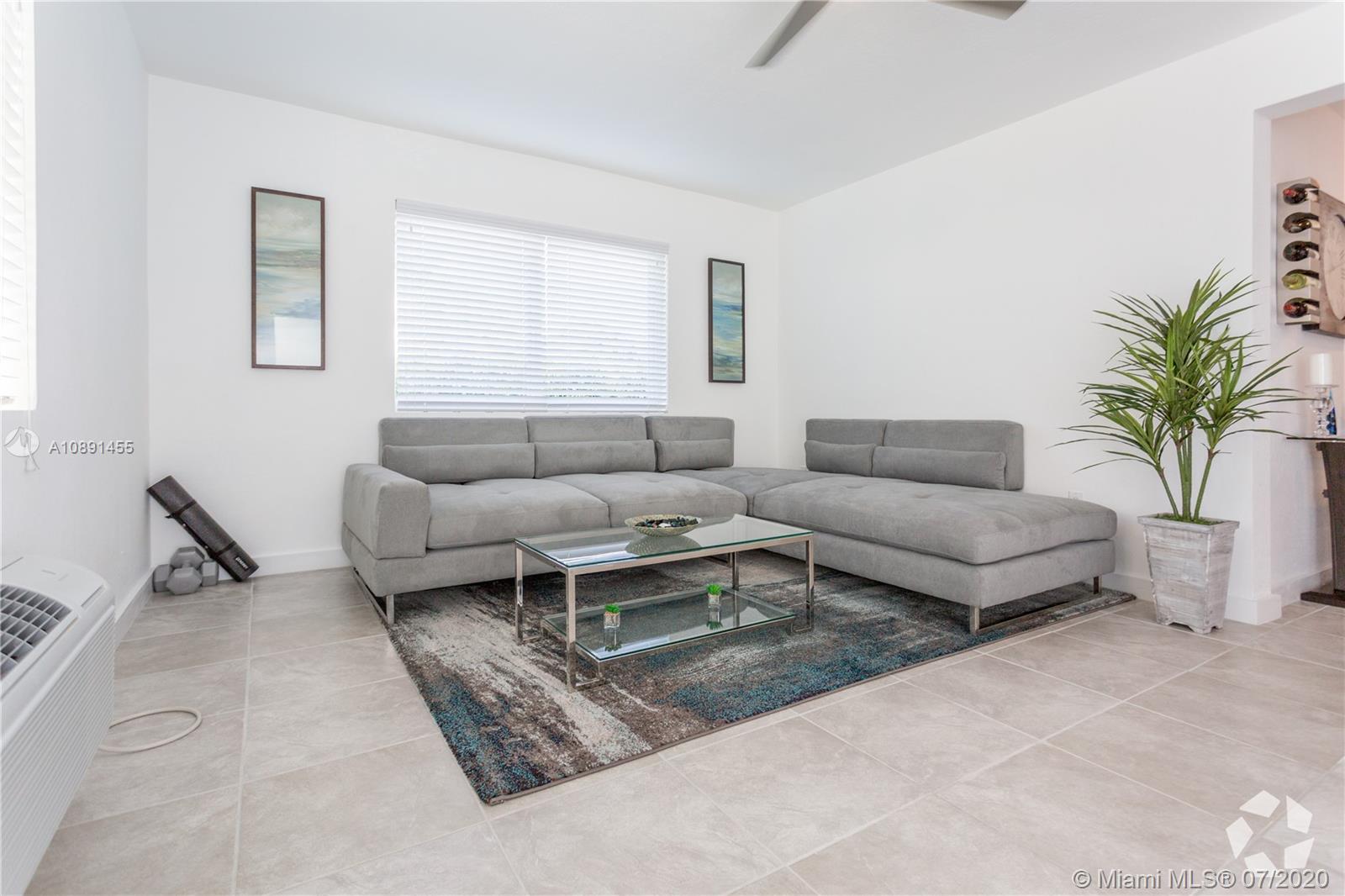 Beautiful totally renovated fully furnished residences in Miami Beach just 4 blocks from the beach. Extremely spacious with full size kitchen all new cabinets, countertops and appliances. Huge walk in closets totally built out with shelving and drawers and adjacent linen closet. Bathroom is brand new, bright and modern. Walking distance to supermarkets, restaurants, shops, coffee, smoothies, parks.